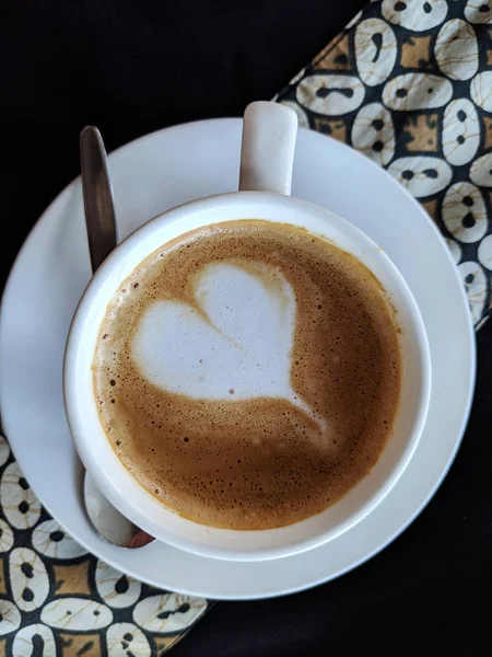 Liebesform Einer Tasse Kaffee Mit Natürlichem Sonnenlicht — Stockfoto