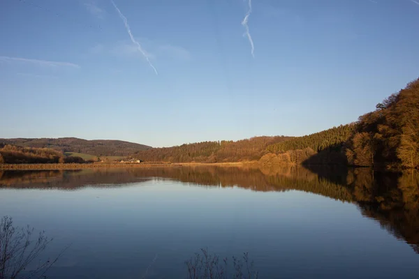 秋の湖 水の中の木の反射 — ストック写真