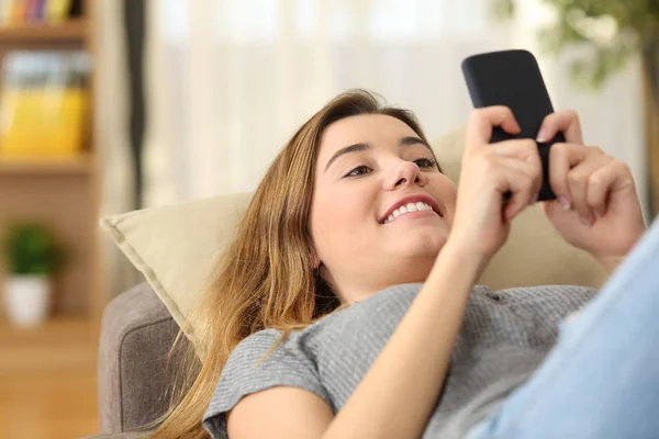Glücklicher Teenager Der Hause Mit Dem Smartphone Auf Der Couch — Stockfoto