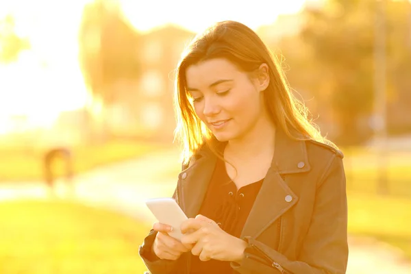 Nyugodt Tizenéves Lány Napnyugtakor Használ Neki Szúró Telefon Utcán — Stock Fotó