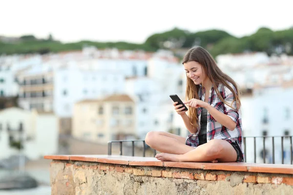 Joyeux Adolescent Utilisant Téléphone Msrt Assis Sur Une Corniche Dans — Photo