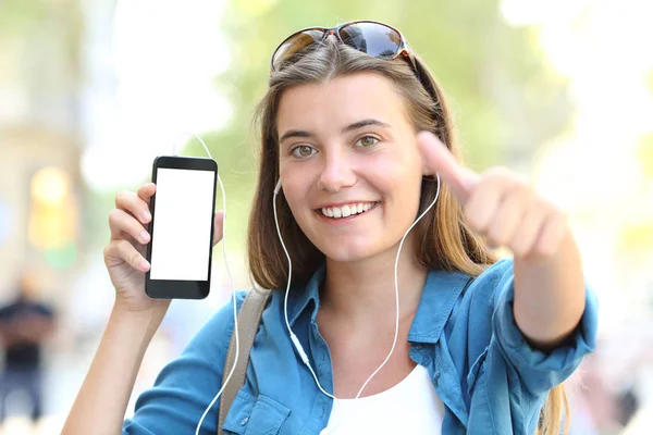Chica Feliz Escuchando Música Mostrando Pantalla Del Teléfono Inteligente Blanco — Foto de Stock