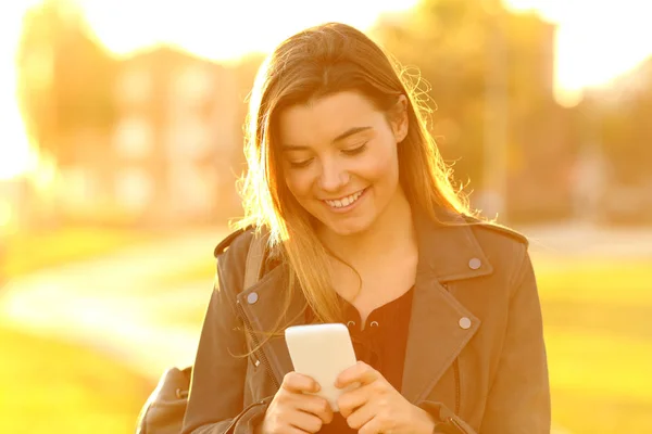 Front View Portrait Happy Teenage Girl Sunset Using Smart Phone — Stock Photo, Image