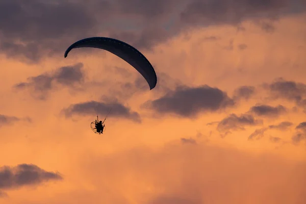 夕方の夕日の劇的な空の空から落ちる寄生虫 レクリエーションスポーツ 色の空のパラシューパーシルエット — ストック写真