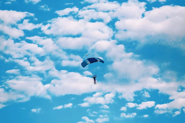 Paracaidista Cayendo Del Cielo Atardecer Cielo Dramático Deporte Recreativo Silueta —  Fotos de Stock