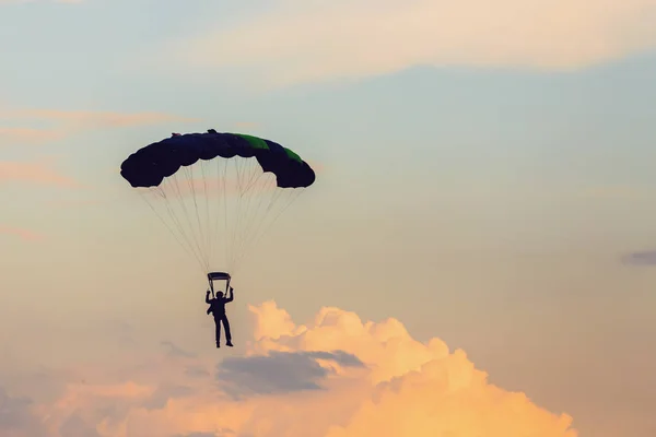 Spadochroniarz Spadający Nieba Wieczorem Zachodzie Słońca Dramatyczne Niebo Sport Rekreacyjny — Zdjęcie stockowe