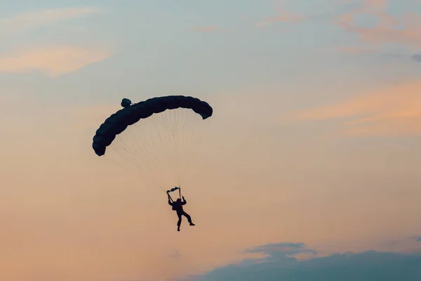 Paracaidista Cayendo Del Cielo Atardecer Cielo Dramático Deporte Recreativo Silueta —  Fotos de Stock