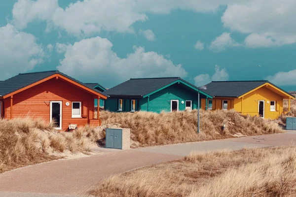 Kolorowe Drewniane Domki Wyspie Dune Pobliżu Wyspy Helgoland Przed Błękitnym — Zdjęcie stockowe