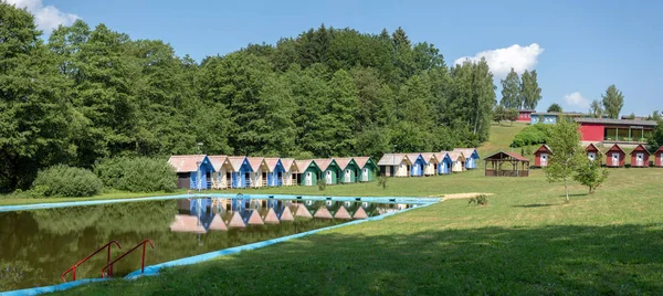 Hermosos Chalets Azules Campamento Verano Para Niños Situado Cerca Del — Foto de Stock
