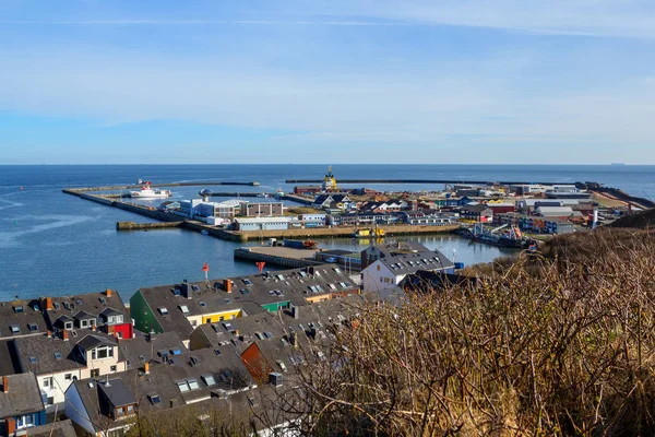 德国黑尔戈兰岛的港口 北风风格的房子 船和蓝天 从山上俯瞰北海 — 图库照片