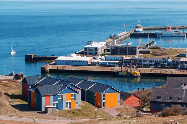 德国黑尔戈兰岛的港口 北风风格的房子 船和蓝天 从山上俯瞰北海 — 图库照片