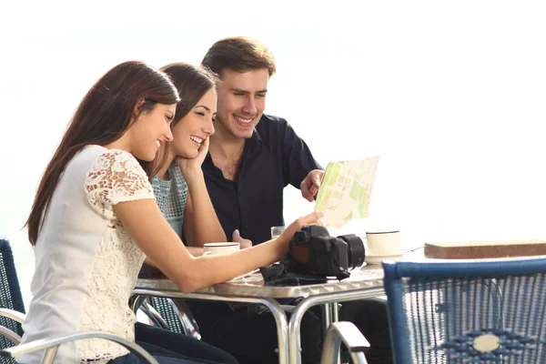 Tre Turisti Felici Che Controllano Guida Seduti Una Caffetteria Vacanza — Foto Stock