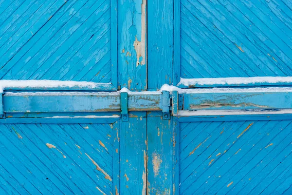 Drewniana Brama Pokryta Białym Śniegiem Niebieski Wzór Desek Drzwi Zamknięte — Zdjęcie stockowe
