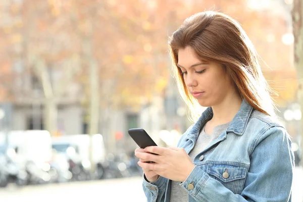 Serious Teenage Girl Chatting Smart Phone Walking Street — Stock Photo, Image