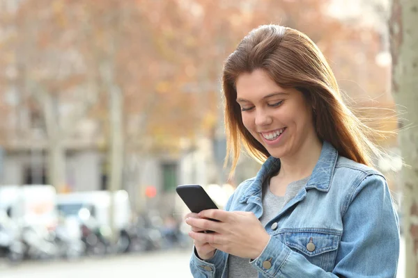 Happy Teenage Girl Texting Smart Phone Walking Street — Stock Photo, Image