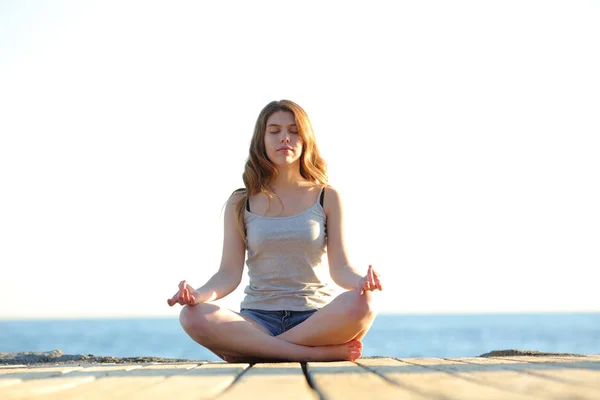 Front View Portrait Teenage Girl Practicing Yoga Exercises Beach — Stock Photo, Image