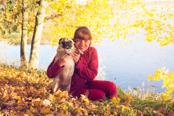 Mulher Com Cachorro Posando Nas Folhas Outono Perto Rio — Fotografia de Stock