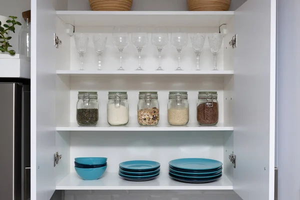 Kiler Beyaz Modern Mutfak Arka Planda Çeşitli Tohum Depolama Kavanozlar — Stok fotoğraf