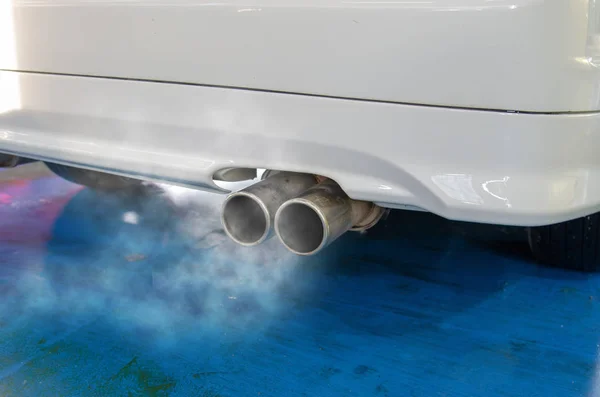 Car Exhaust While Leaving Smoke — Stock Photo, Image