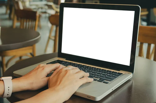 Руки Жінки Використовують Комп Ютерний Ноутбук Порожнім Екраном Столі — стокове фото