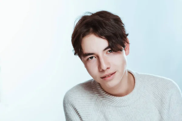 Estudio Retrato Joven Suéter Gris Sobre Fondo Blanco —  Fotos de Stock