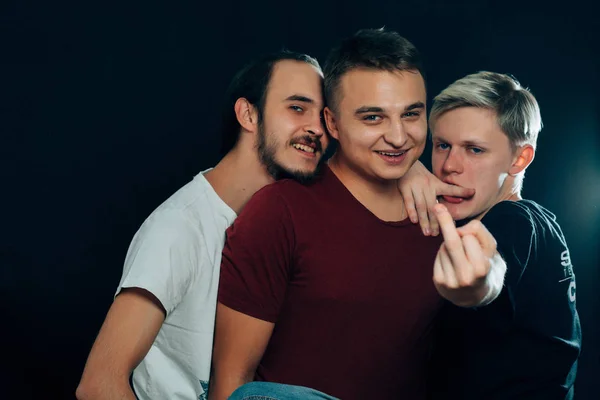 Tres Chicos Son Gay Oscuro Fondo — Foto de Stock