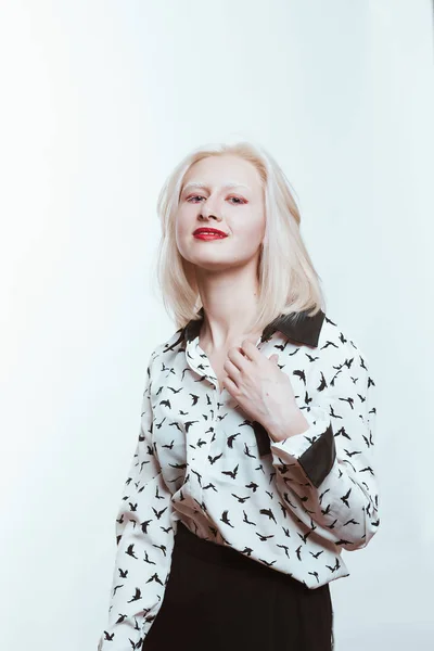 Porträt Blonde Albino Mädchen Studio Auf Weißem Hintergrund — Stockfoto