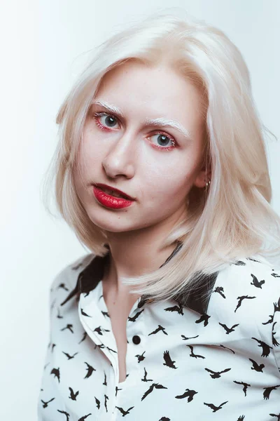 Porträt Blonde Albino Mädchen Studio Auf Weißem Hintergrund — Stockfoto