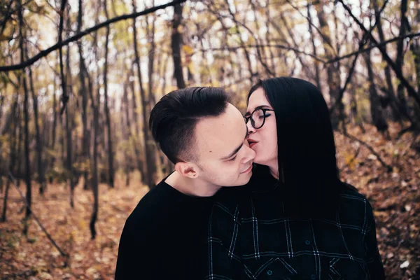 Mann Und Frau Herbstwald — Stockfoto