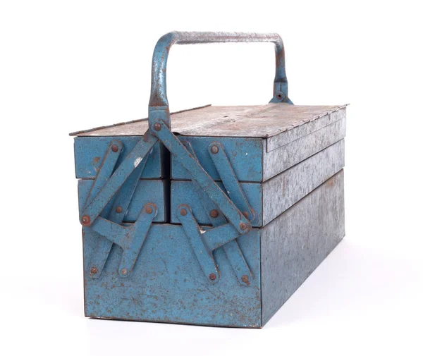 白い背景に隔離された古い金属製の道具箱 — ストック写真