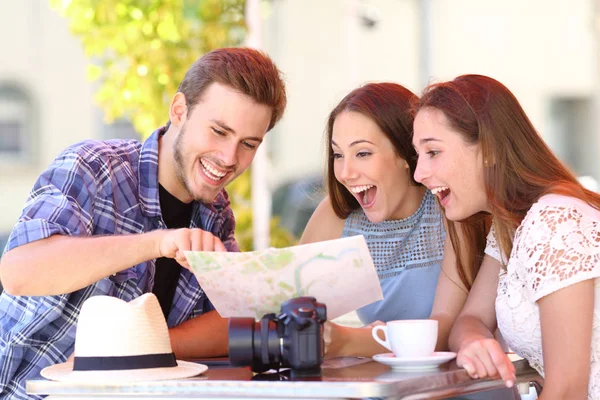 Três Turistas Felizes Verificando Guia Papel Sentado Uma Cafeteria — Fotografia de Stock