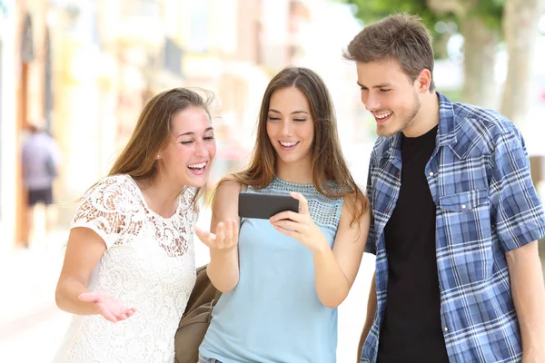 Tres Amigos Confundidos Viendo Contenido Multimedia Teléfono Inteligente Calle —  Fotos de Stock