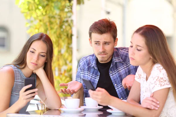 Man Wordt Genegeerd Door Zijn Vrienden Die Hun Smartphones Gebruiken — Stockfoto