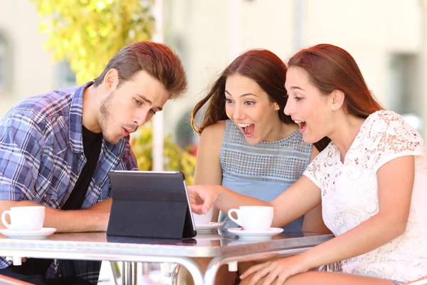 Tres Amigos Emocionados Viendo Contenido Tabletas Sentados Una Cafetería — Foto de Stock