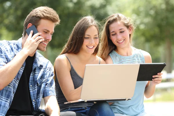 Tres Amigos Felices Usando Múltiples Dispositivos Sentados Banco Parque — Foto de Stock