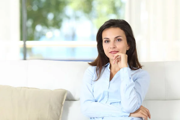 Smiley Ama Casa Confiada Mirando Cámara Sentada Sofá Sala Estar — Foto de Stock