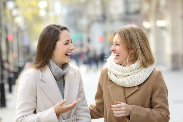 Retrato Dos Amigos Felices Hablando Caminando Través Cámara Calle Invierno —  Fotos de Stock