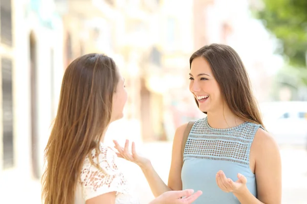 Dos Felices Amigos Casuales Hablando Mirándose Pie Calle —  Fotos de Stock