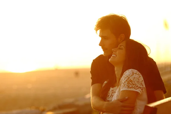 Pareja Feliz Amor Citas Coquetear Atardecer Sentado Banco Playa —  Fotos de Stock