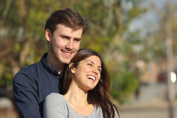 Szczęśliwa Para Flirty Śmiejąc Się Patrząc Hotelu Parku — Zdjęcie stockowe