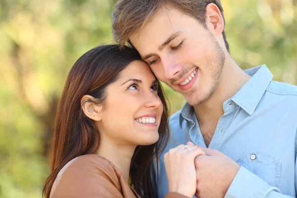 Pareja Feliz Enamorada Mirándose Cogidas Mano Parque —  Fotos de Stock