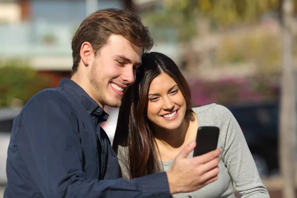 Heureux Couple Consultant Contenu Téléphone Intelligent Assis Sur Banc Dans — Photo