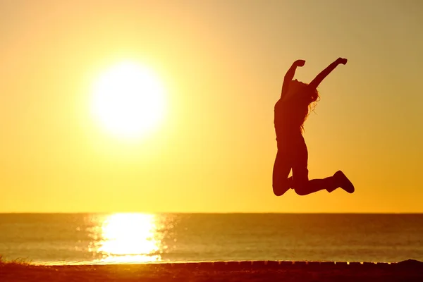 Silhueta Baklight Uma Menina Feliz Pulando Praia Pôr Sol — Fotografia de Stock