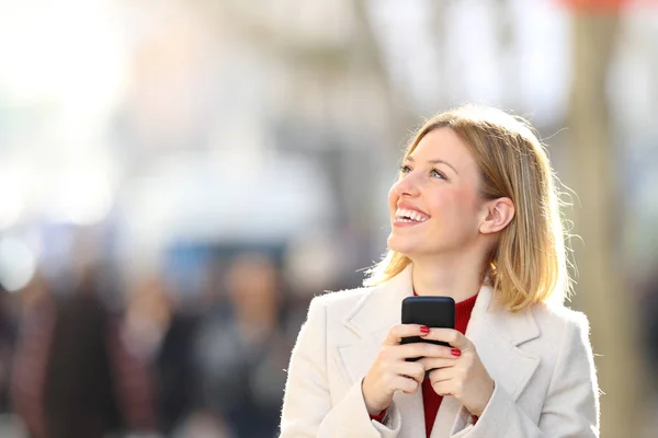 Mujer Feliz Mirando Lado Sosteniendo Teléfono Inteligente Pie Calle — Foto de Stock
