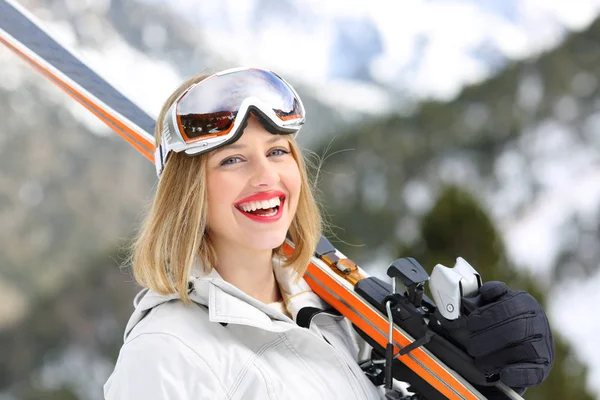 Heureux Skieur Regardant Caméra Tenant Des Skis Dans Montagne Vacances — Photo
