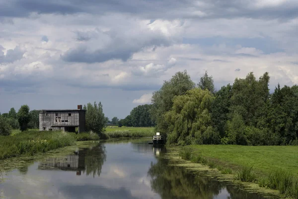 Run-down shed on the bank of the river Giessen near Hoornaar in the Dutch region Alblasserwaard