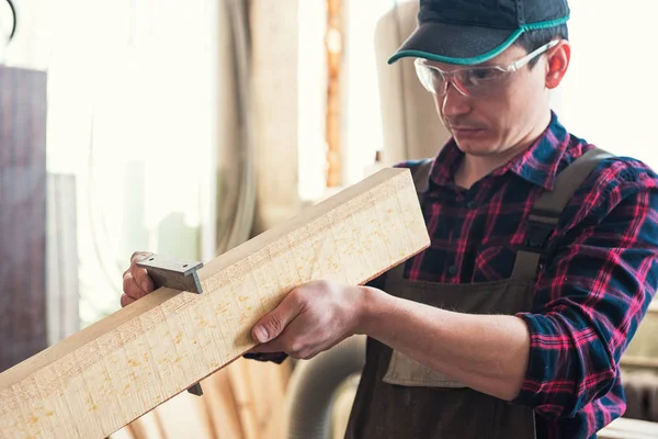 Trabajador Hace Las Medidas Tabla Madera Con Regla Esquina — Foto de Stock