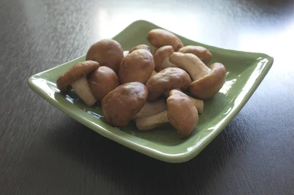 绿色盘子上的蘑菇 泰国菜案文的篇幅 — 图库照片