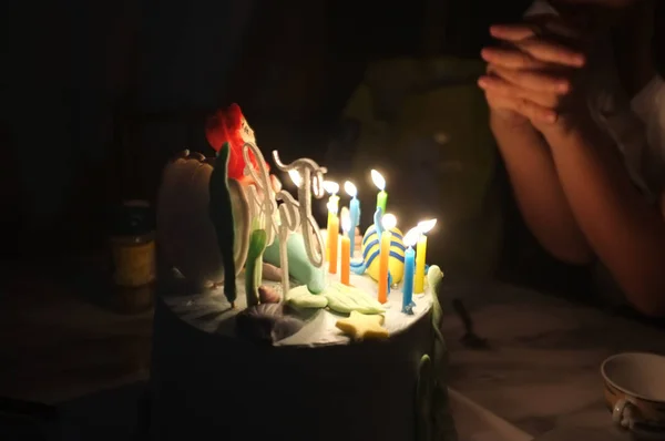 Młoda Dziewczyna Dmuchanie Świeczki Tort Urodzinowy Koncepcja Szczęśliwy Dzień Narodzin — Zdjęcie stockowe