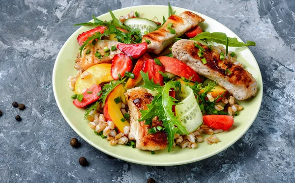 Bio Salat Von Gegrilltem Rindfleisch Mit Frischen Beeren Und Salat — Stockfoto